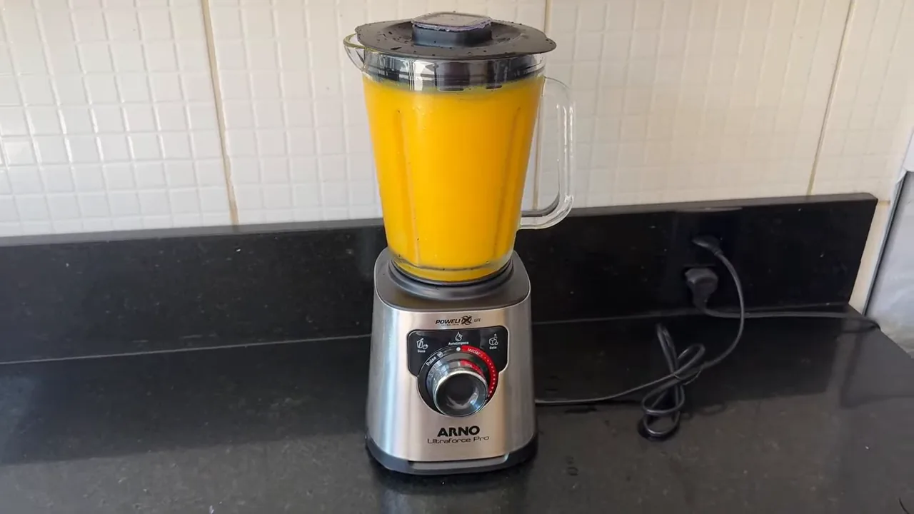 Liquidificador Arno Ultraforce Pro batendo suco continuamente com estabilidade