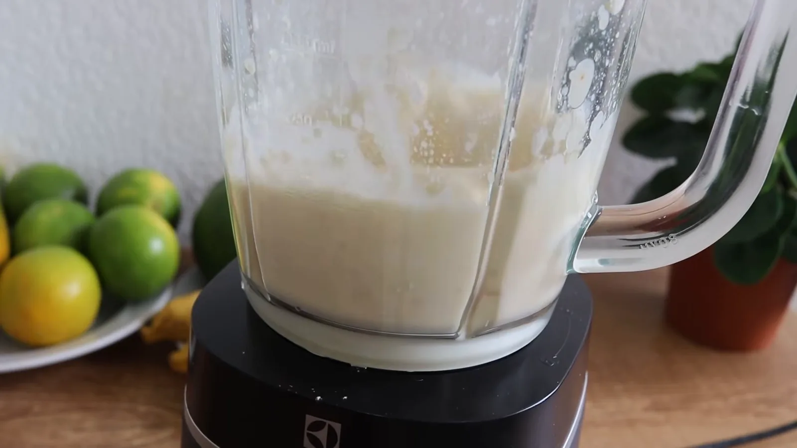 Liquidificador Electrolux Expert BLP70 processando mistura líquida no copo de vidro