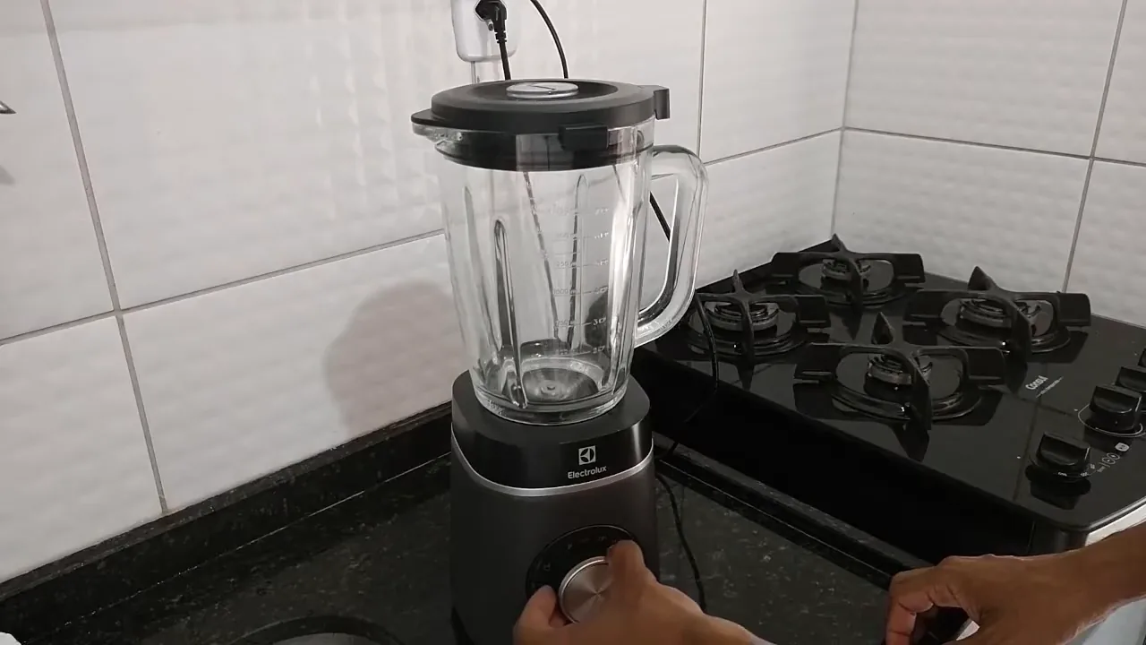 Liquidificador Electrolux Expert BLP70 funcionando em teste de velocidade na bancada