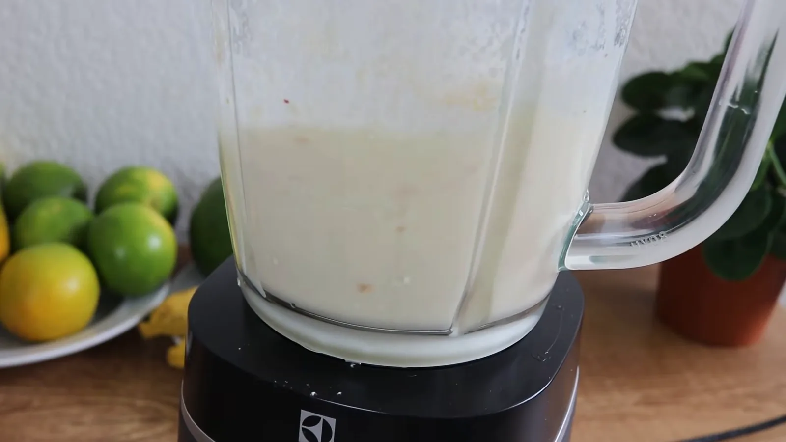 Mistura homogênea sendo batida no copo de vidro do liquidificador