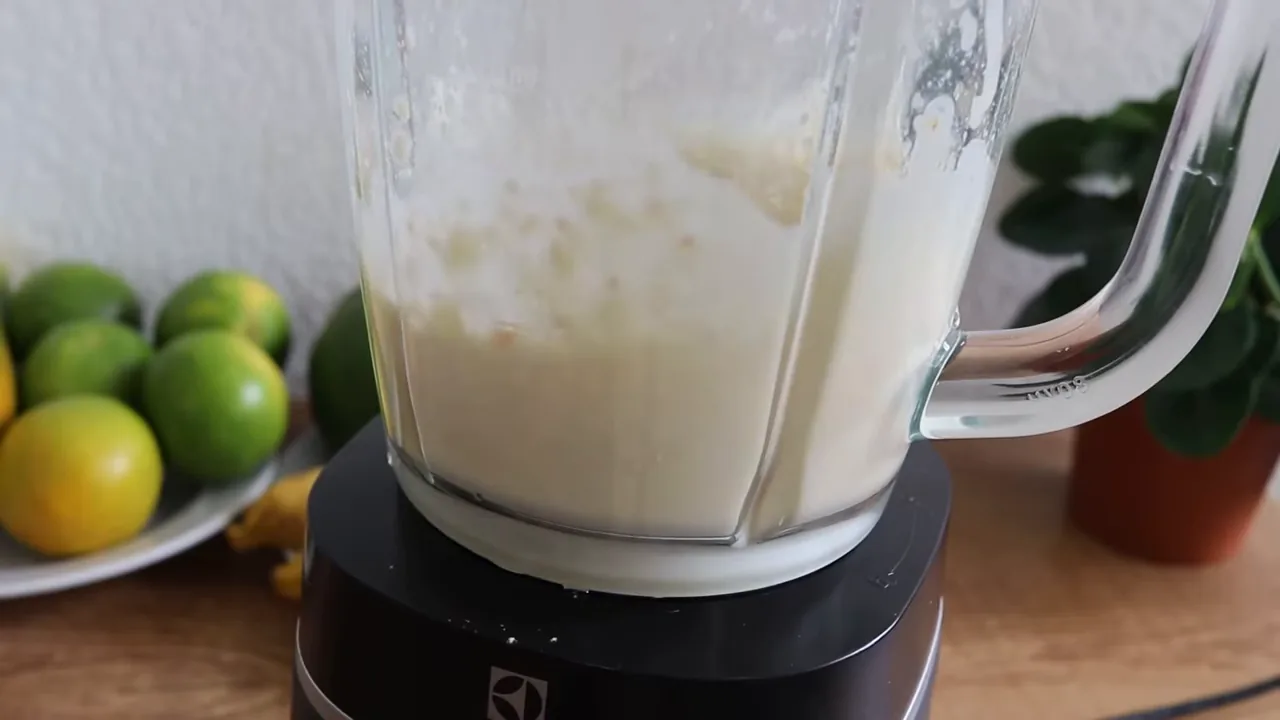 Liquidificador Electrolux Expert batendo ingredientes líquidos em alta velocidade