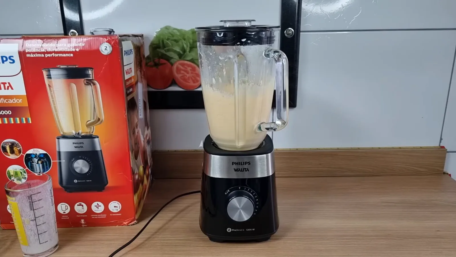 Liquidificador Philips Walita batendo vitamina no copo de vidro