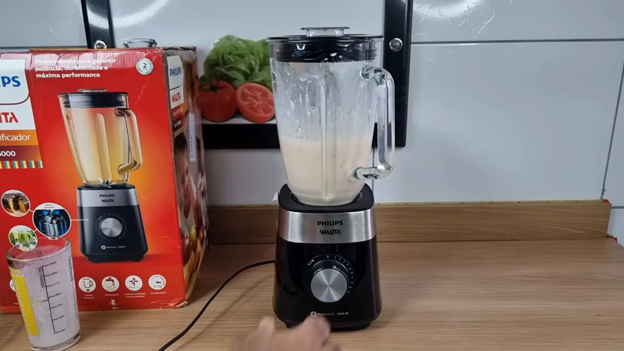 Liquidificador Philips Walita triturando frutas e vegetais com leite