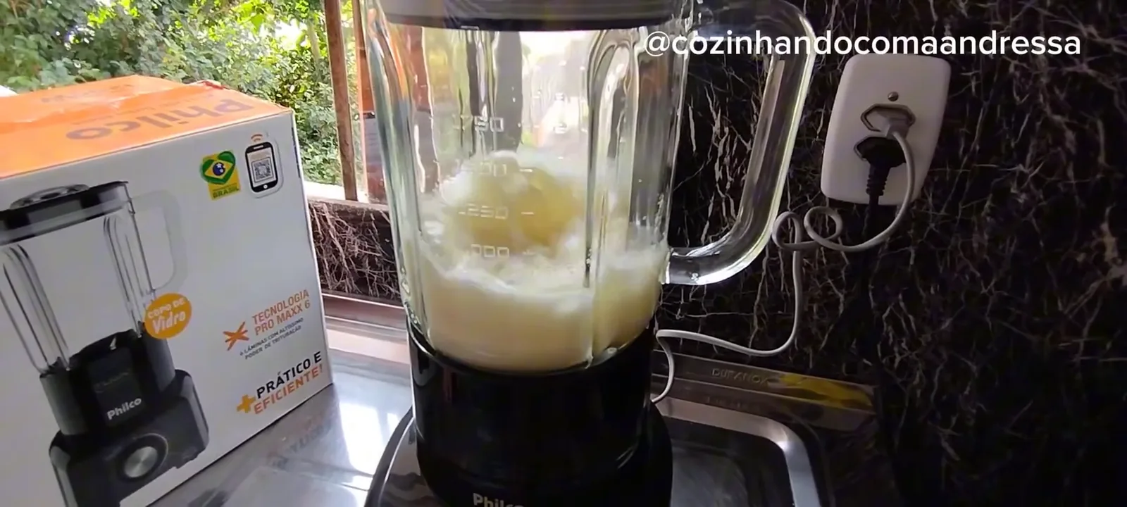 Liquidificador Philco Turbo Glass batendo polpa de fruta com água