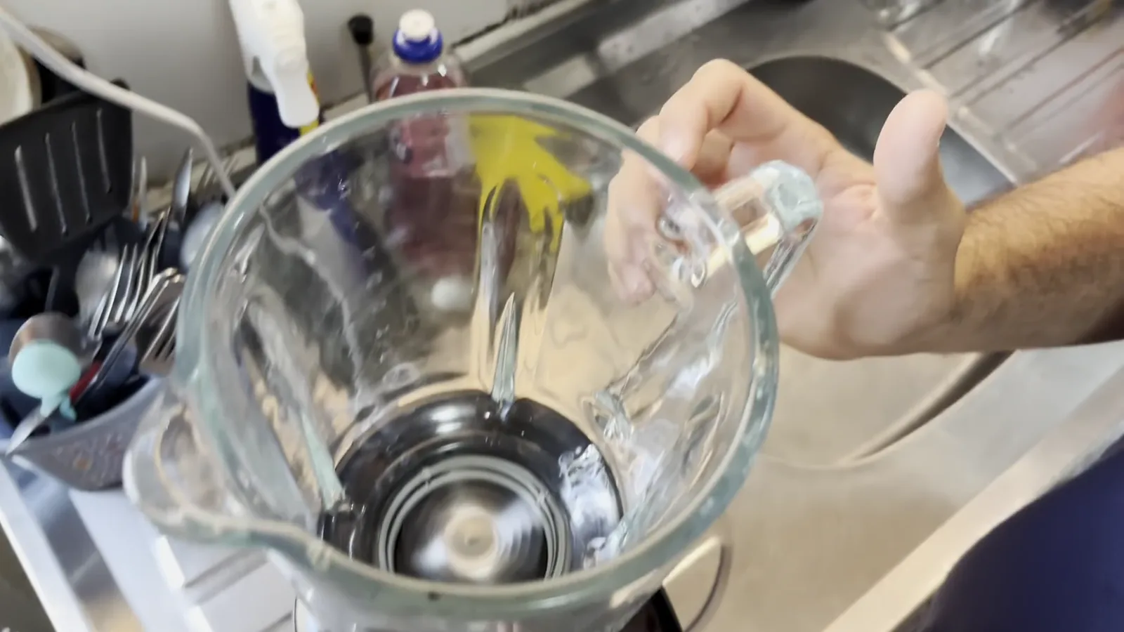 Lâminas do liquidificador Philco Turbo Glass girando em alta rotação