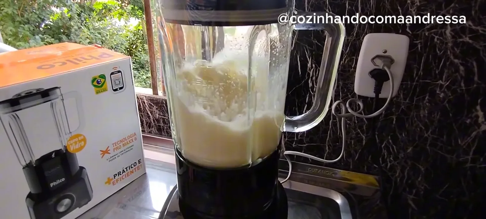 Jarra de vidro do liquidificador batendo ingredientes em alta rotação