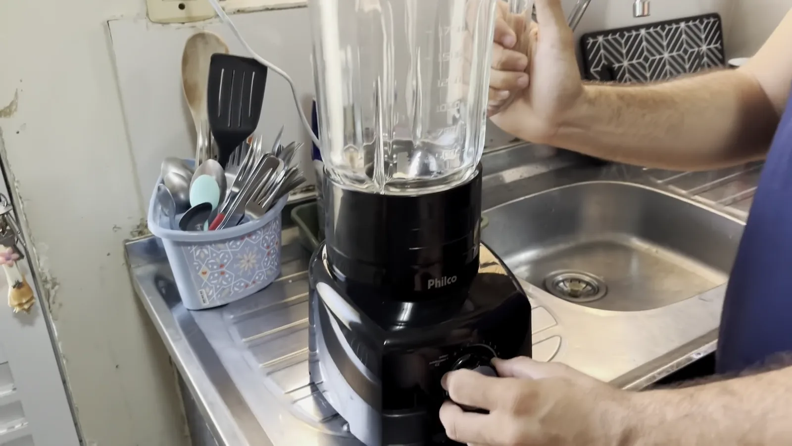 Liquidificador Philco Turbo Glass acionado sobre a bancada da pia