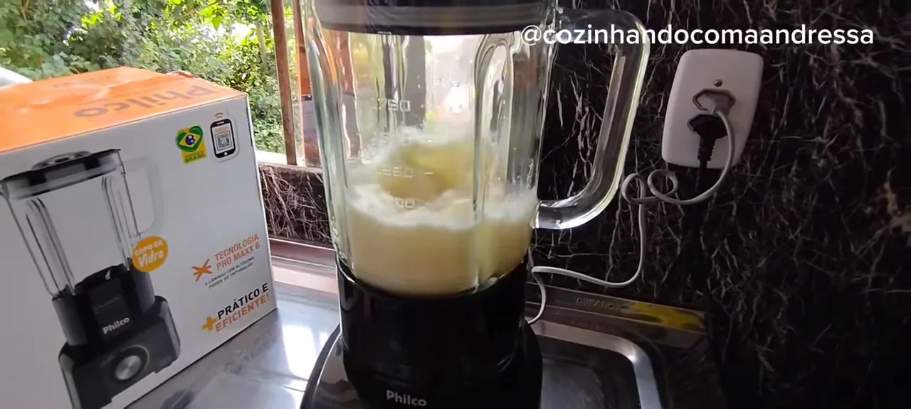 Liquidificador Philco Turbo Glass triturando ingredientes no copo de vidro