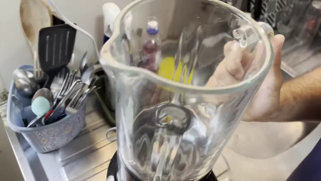 Liquidificador Philco Turbo Glass em funcionamento com motor e lâminas ativados