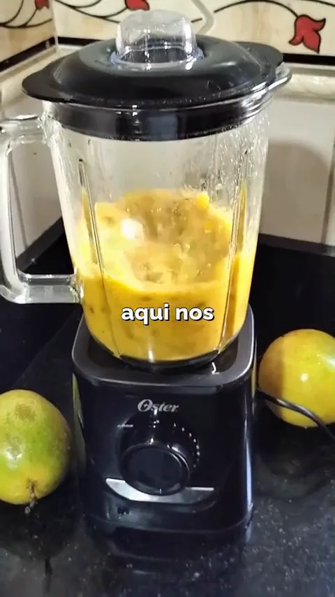 Liquidificador Oster Power batendo polpa de fruta na jarra de vidro