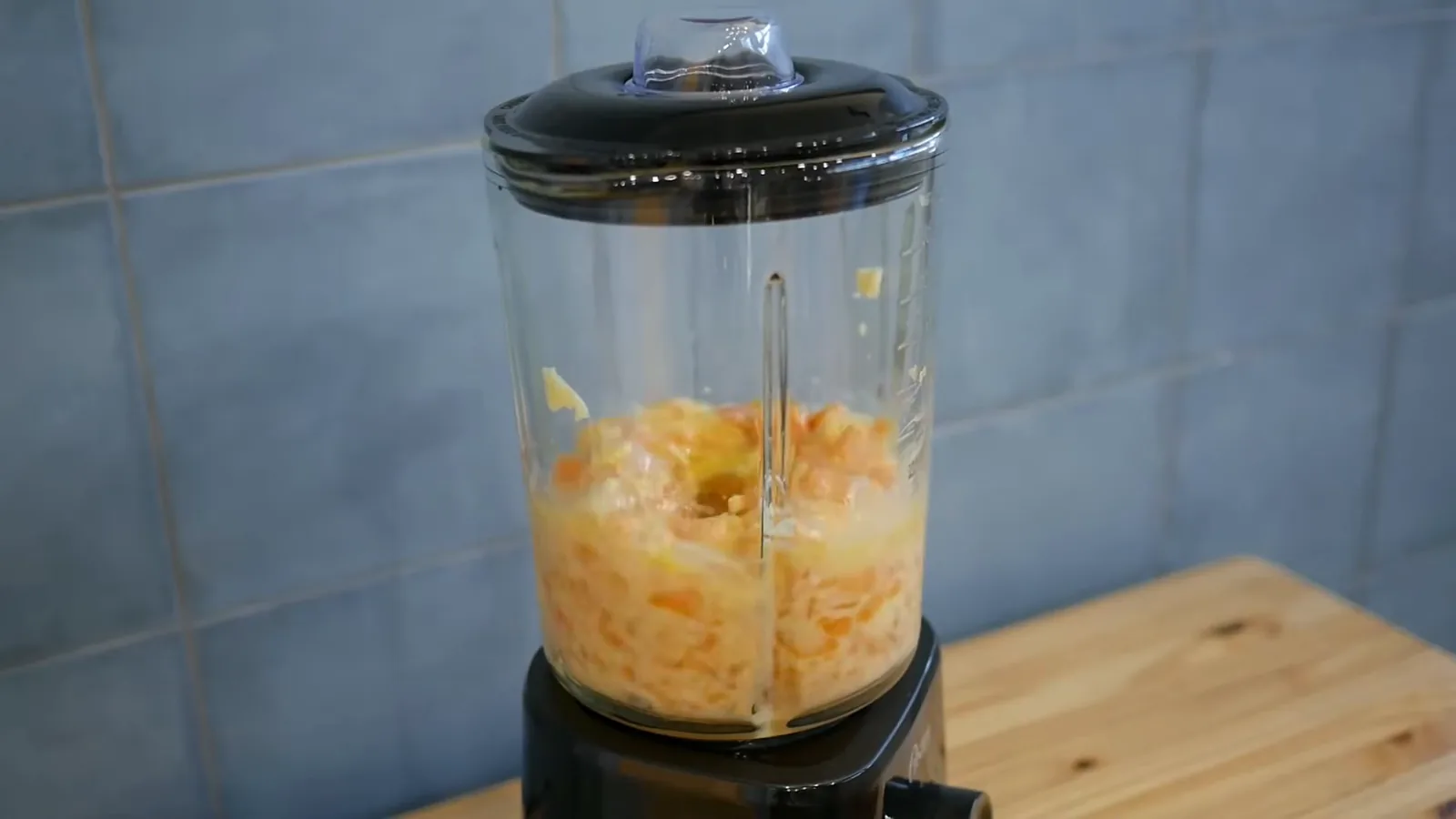 Liquidificador Oster batendo pedaços de cenoura para massa de bolo