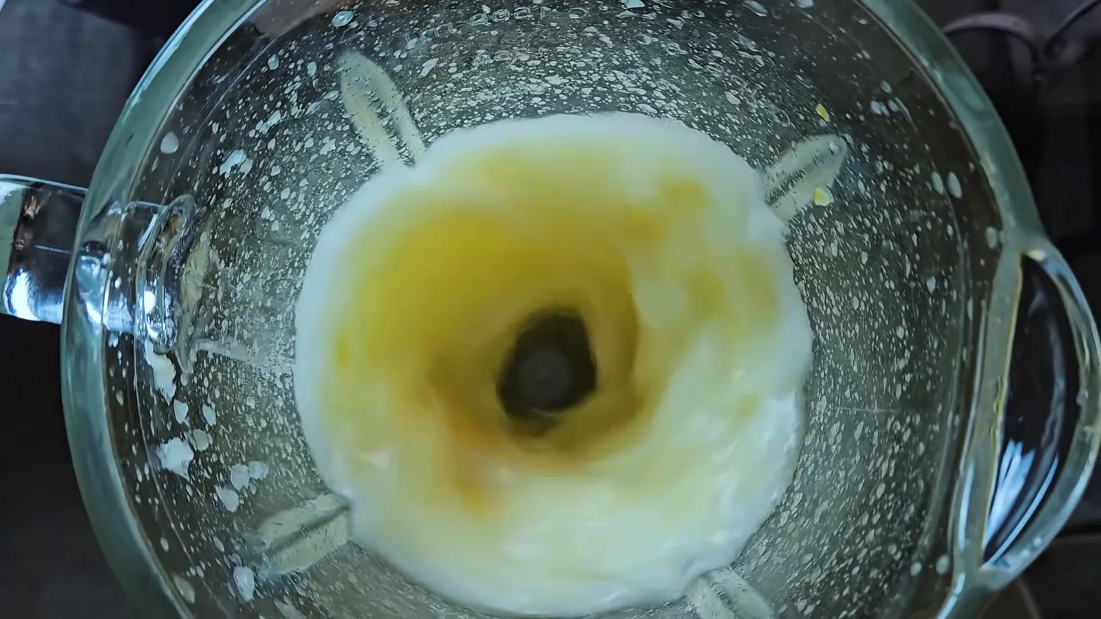 Liquidificador Mondial misturando suco com vórtice em alta rotação