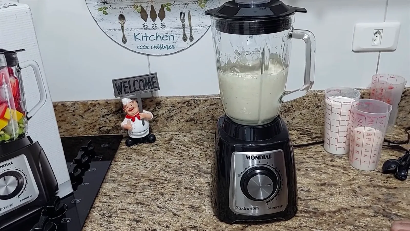 Liquidificador Mondial Turbo Glass triturando batata-doce na jarra de vidro