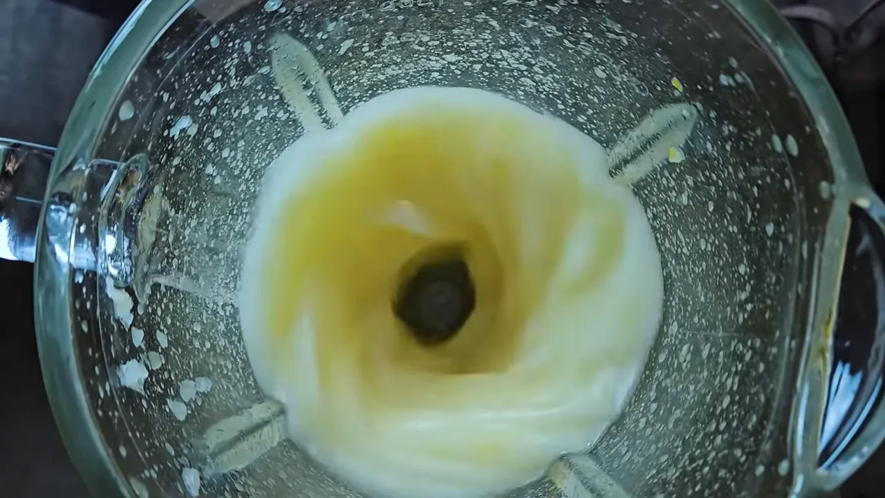 Liquidificador Mondial batendo suco em alta velocidade visto de cima