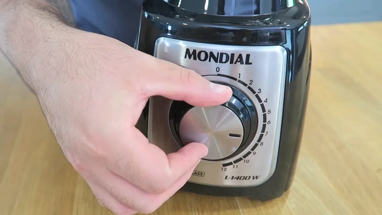 Liquidificador Mondial Turbo Glass acionado em diferentes velocidades pelo seletor