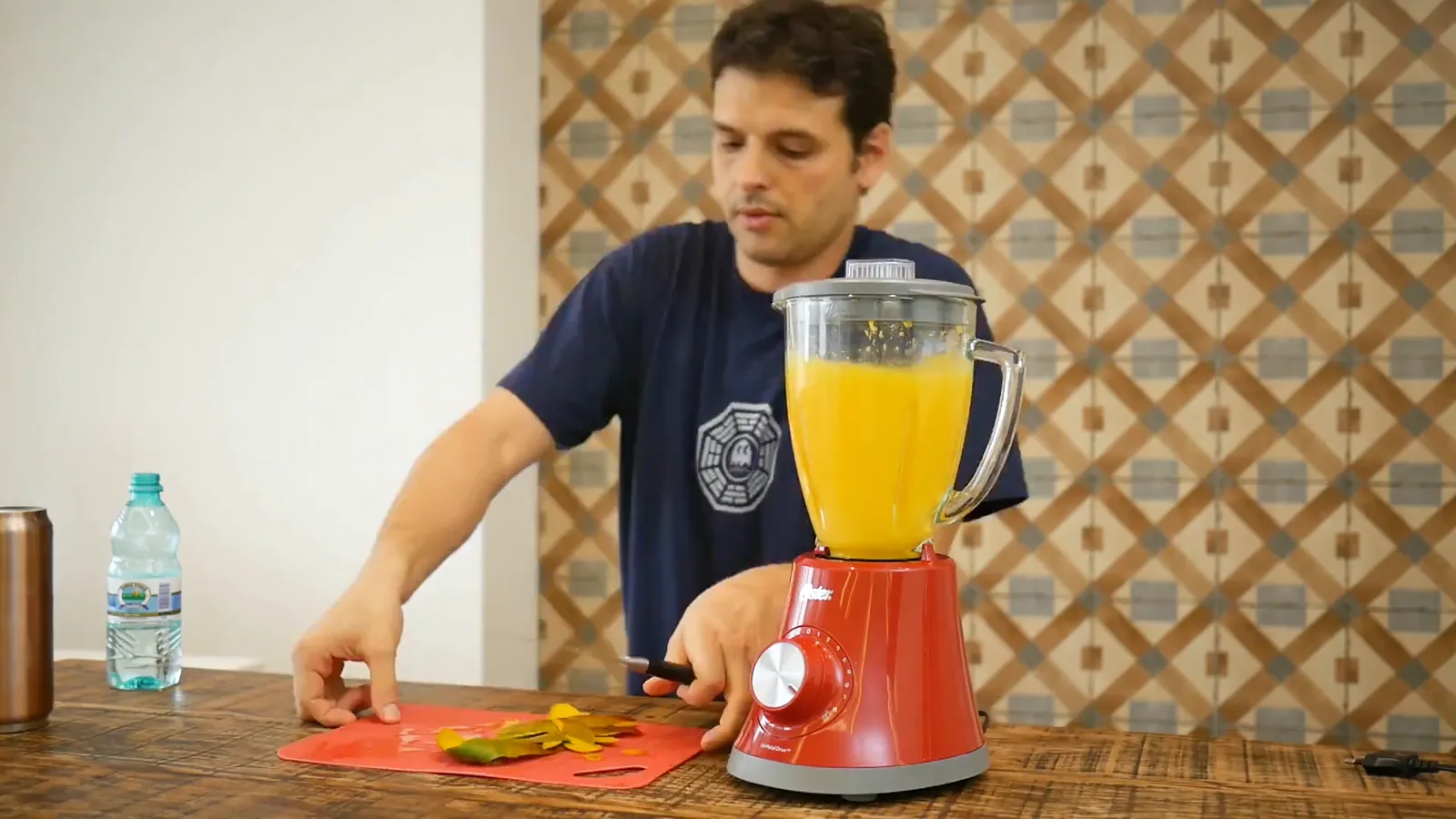 Liquidificador Oster Super Chef batendo suco de manga com gelo
