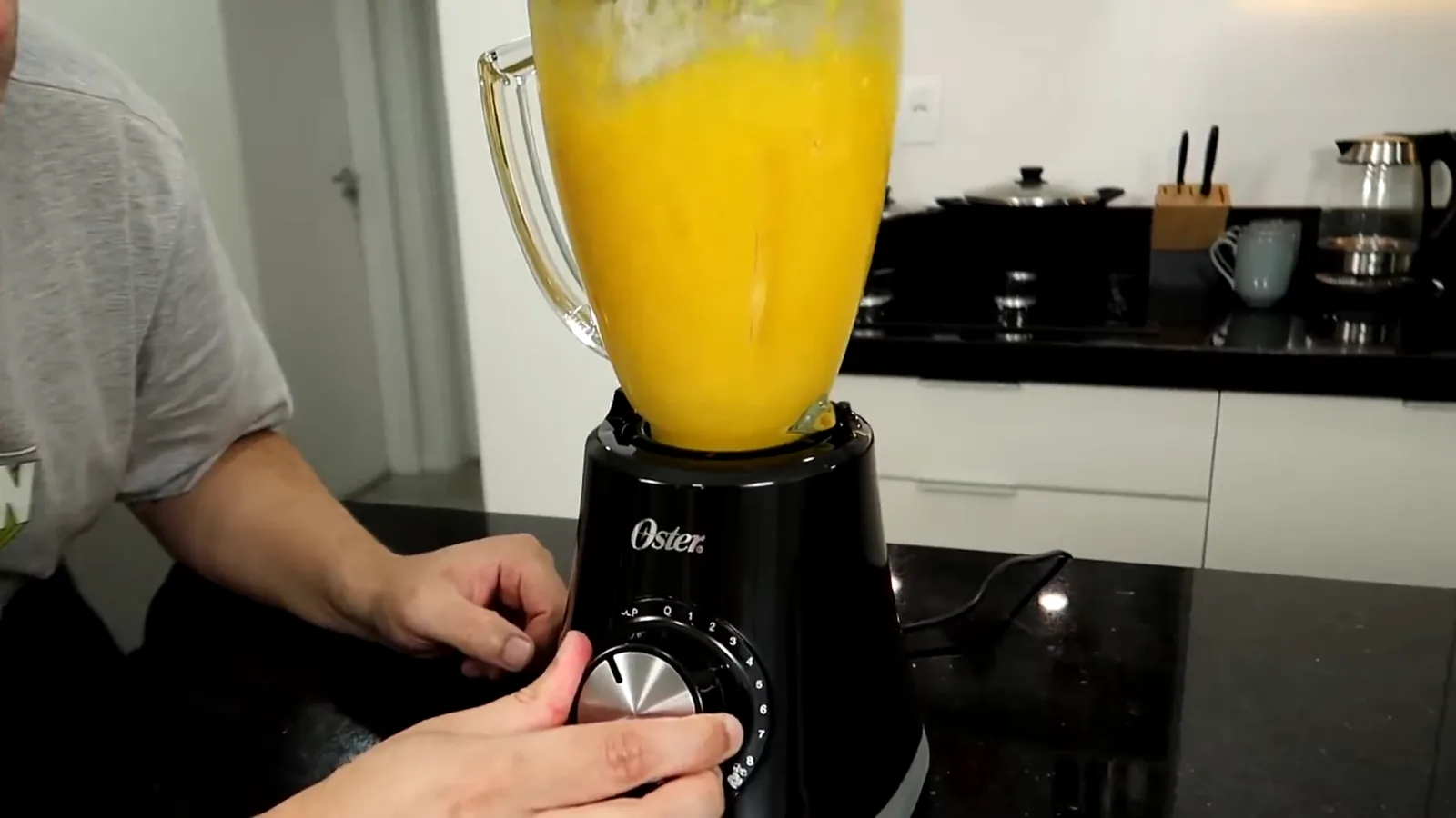 Função pulsar do liquidificador em funcionamento com jarra de vidro