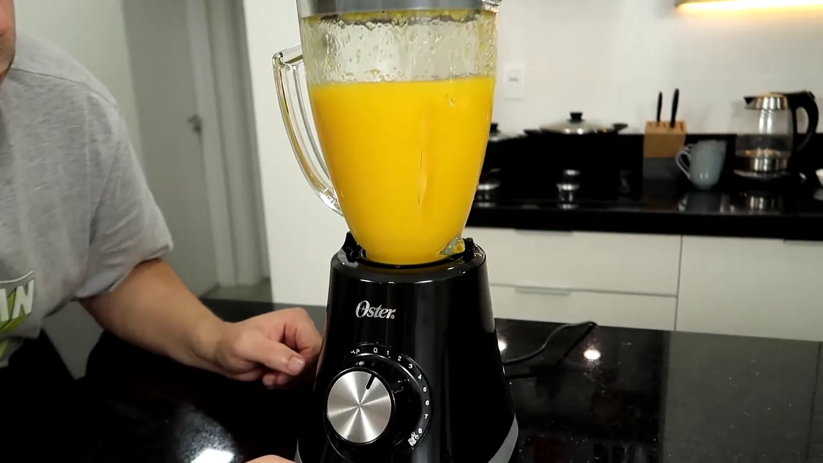 Liquidificador Oster Super Chef batendo suco na velocidade um