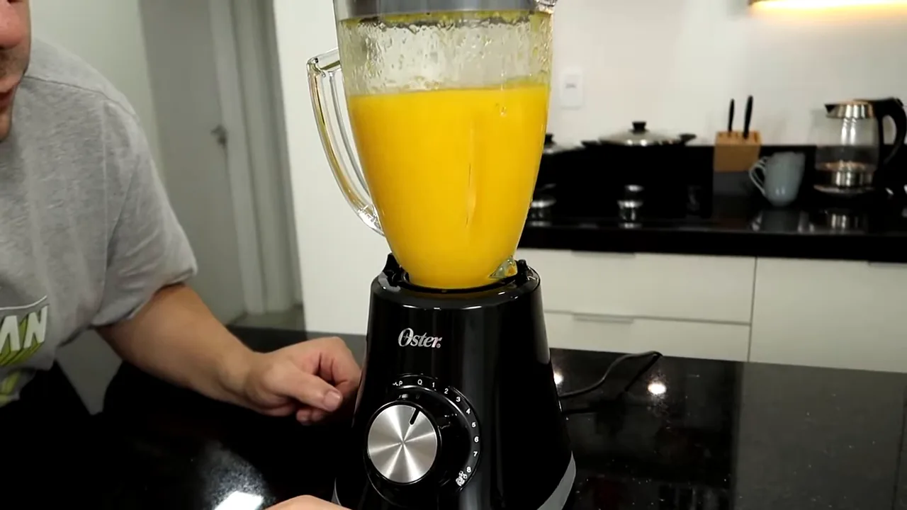 Liquidificador funcionando na velocidade um e misturando o suco