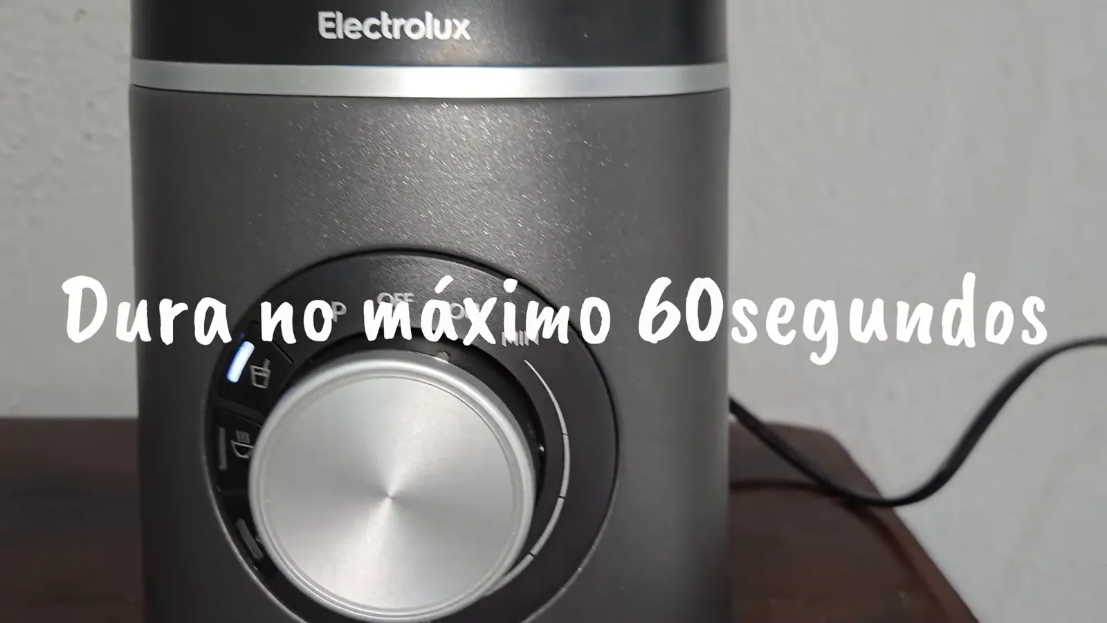 Liquidificador Electrolux Expert BLP70 em funcionamento batendo suco de laranja