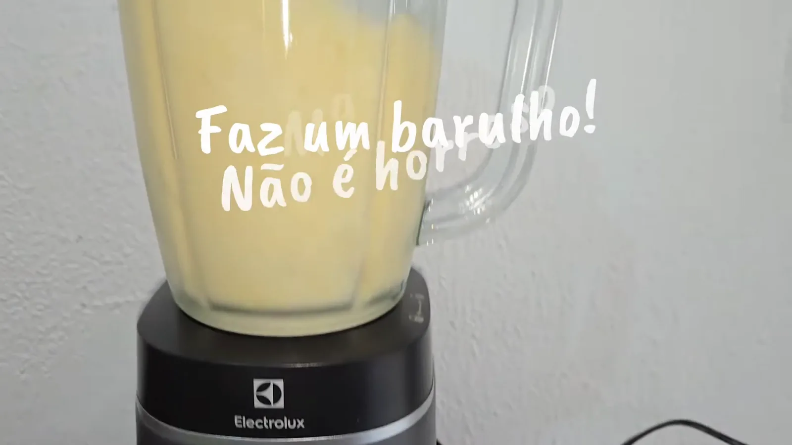 Jarra do liquidificador Electrolux triturando frutas com estabilidade na bancada