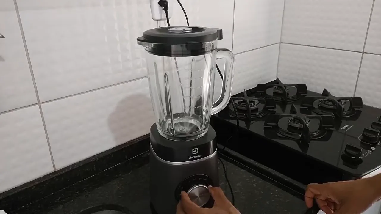 Liquidificador Electrolux Expert BLP70 acionado na função pulsar