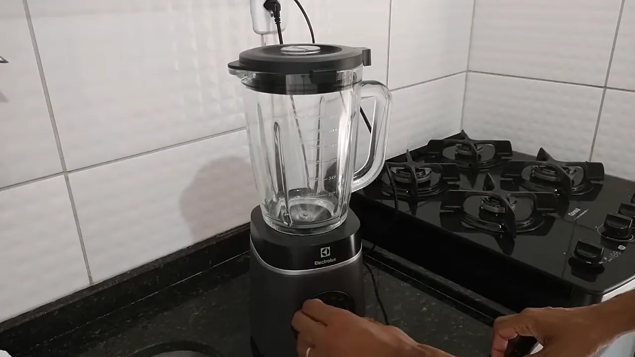 Liquidificador Electrolux BLP70 funcionando em teste de velocidade na bancada