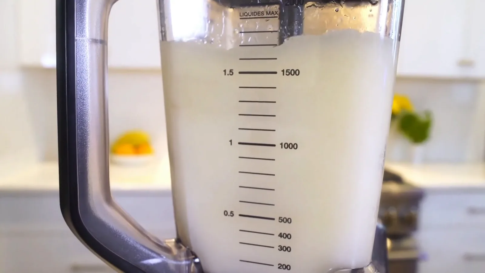 Liquidificador potente triturando gelo com facilidade na jarra grande