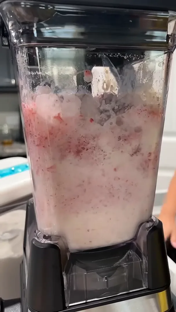 Liquidificador Ninja triturando gelo e morangos congelados com lâminas verticais
