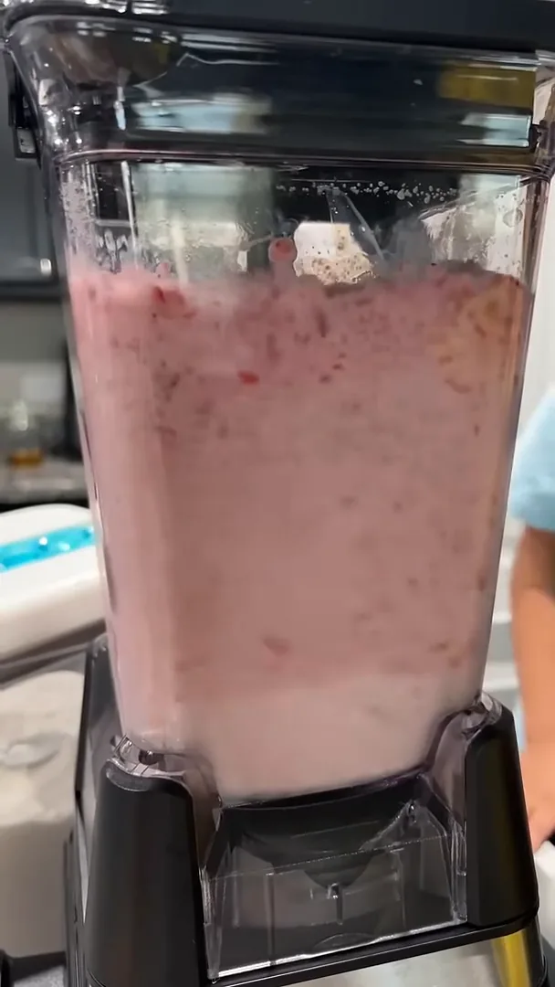 Jarra do liquidificador Ninja processando mistura densa de frutas e gelo