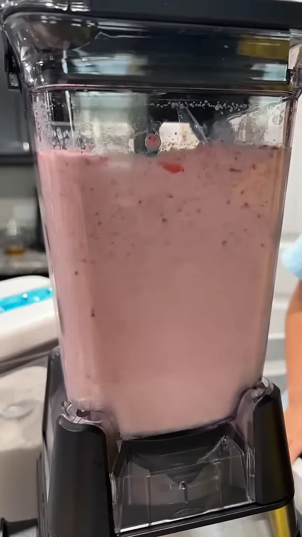 Liquidificador Ninja homogeneizando vitamina de morango em potência máxima