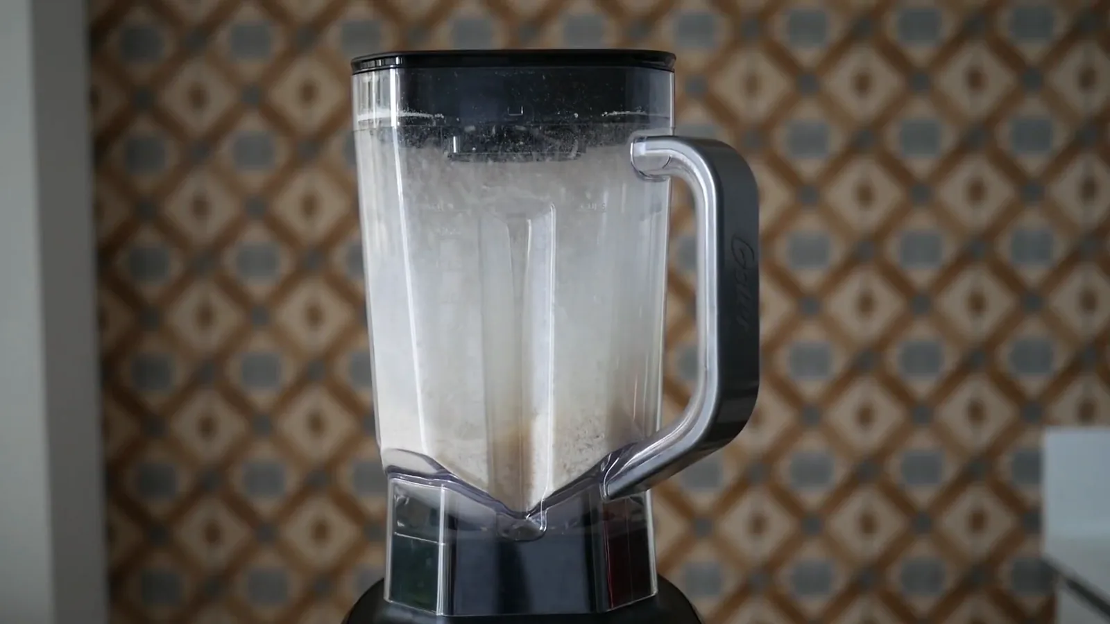 Liquidificador Oster OLIQ610 misturando ingredientes em teste de rotação