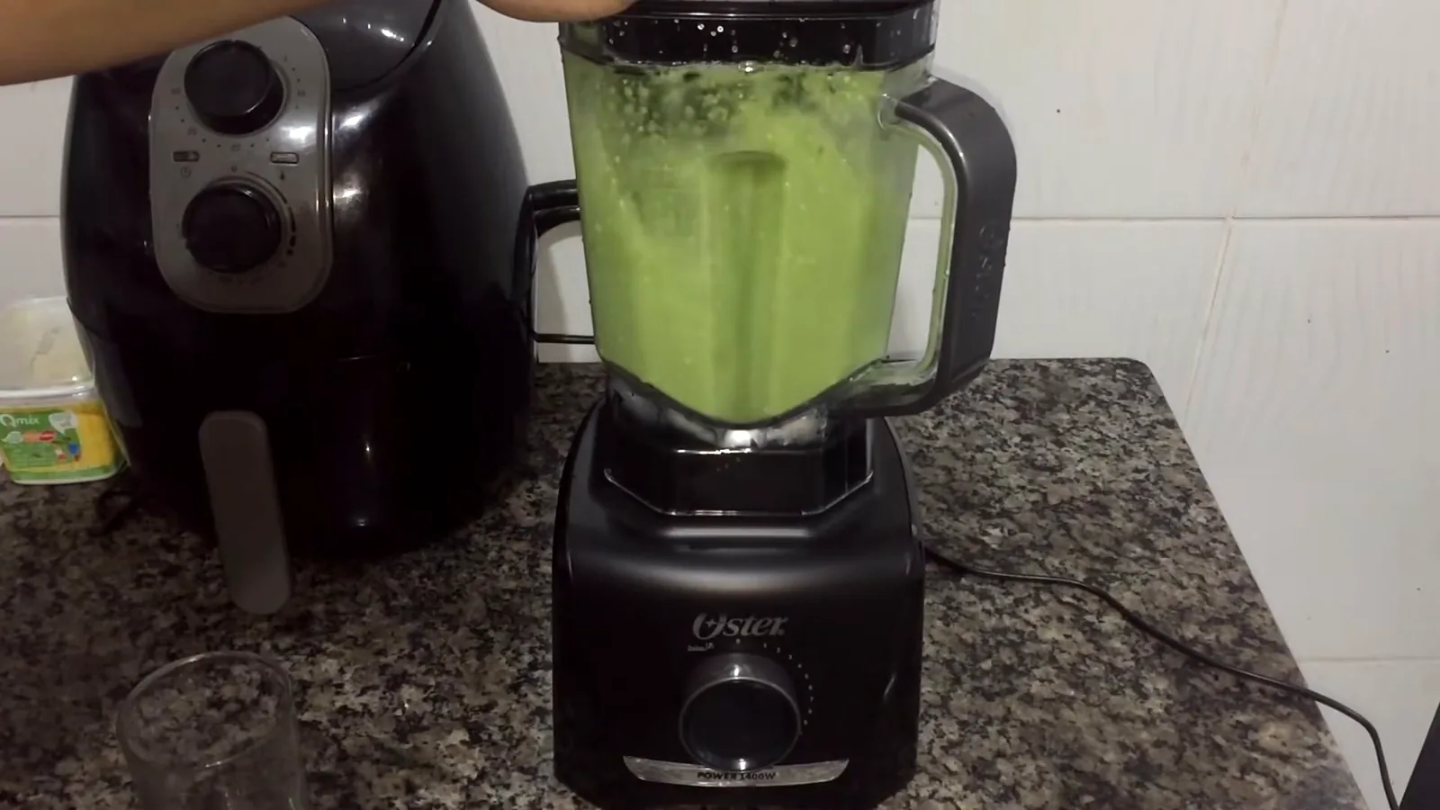Liquidificador Oster 1400 Full misturando suco verde em velocidade contínua
