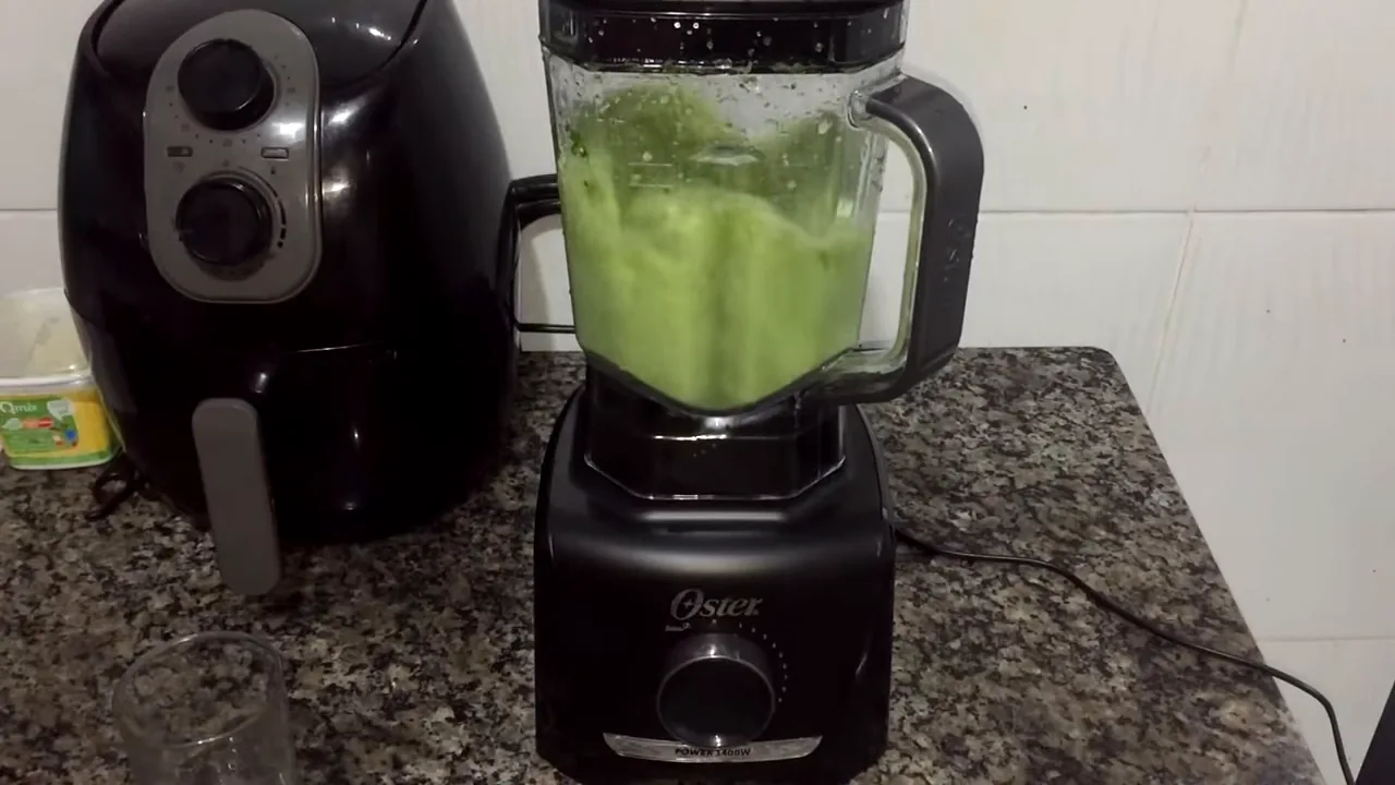 Liquidificador Oster 1400 Full batendo ingredientes frescos com alta potência