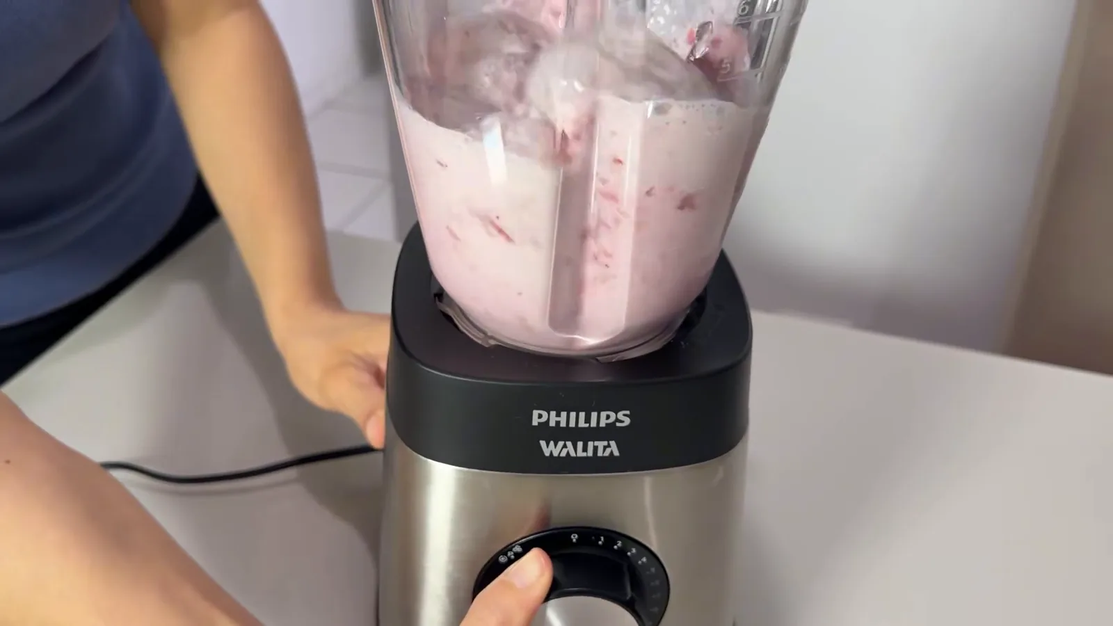 Liquidificador batendo frutas e gelo em alta velocidade na jarra
