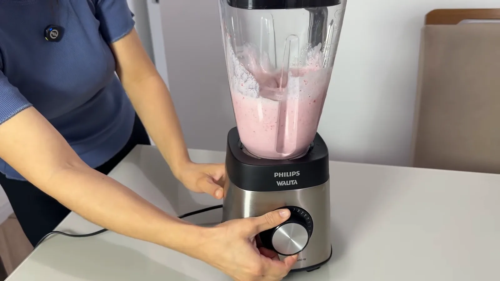 Liquidificador triturando ingredientes e formando vitamina homogênea na jarra