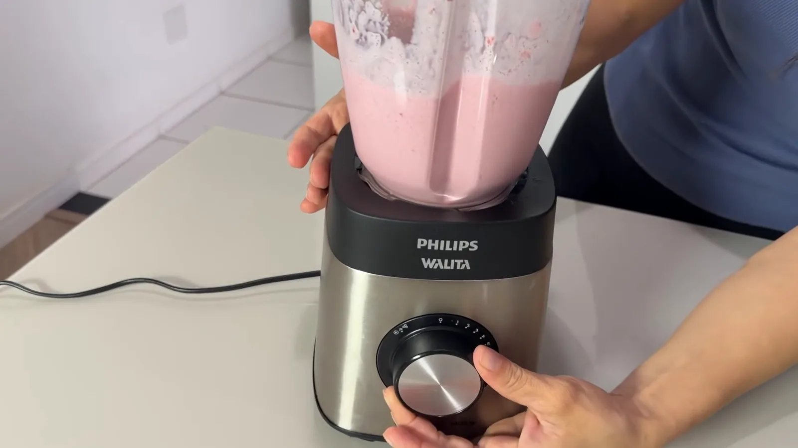 Base em inox do liquidificador com seletor giratório em funcionamento