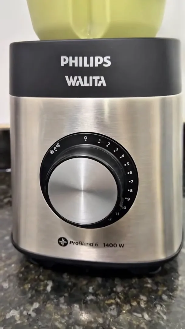 Botão seletor com doze velocidades do liquidificador Philips Walita em funcionamento
