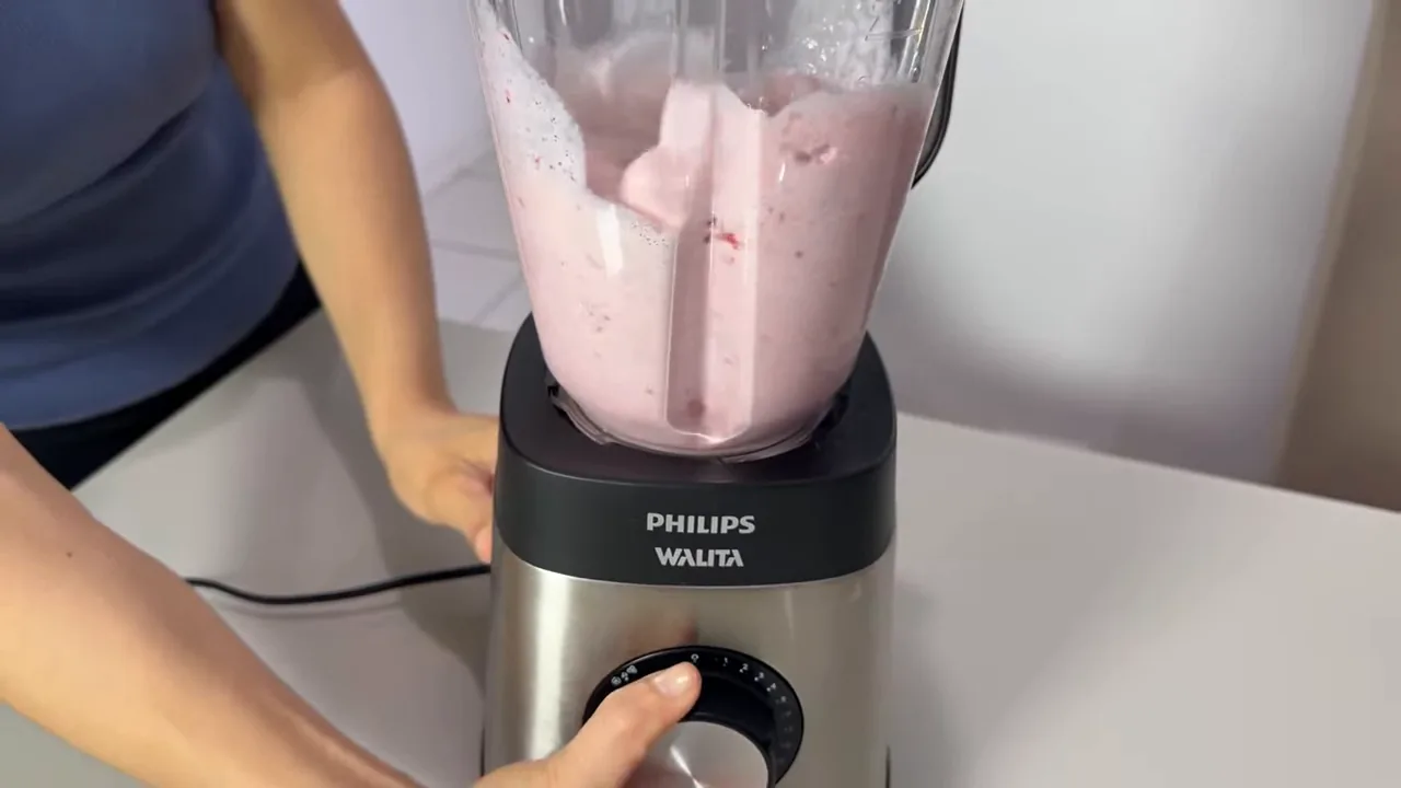 Liquidificador triturando frutas e gelo com motor de alta potência