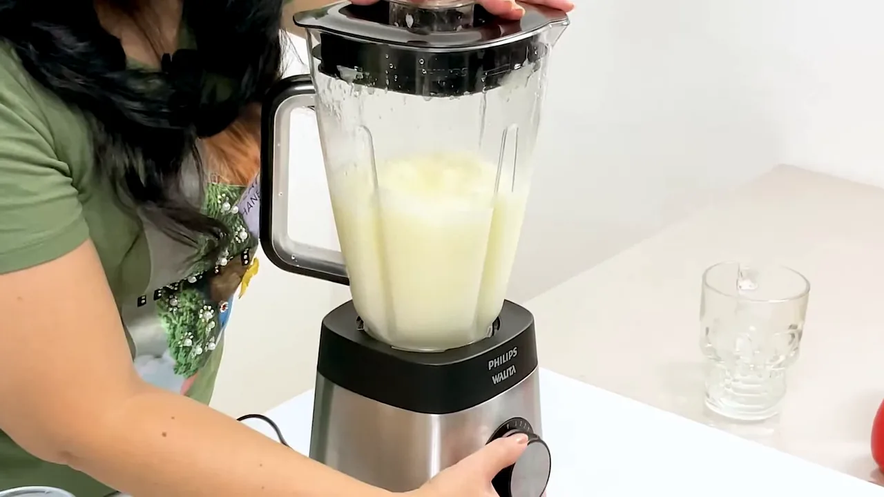 Liquidificador Philips Walita triturando gelo e polpa de frutas