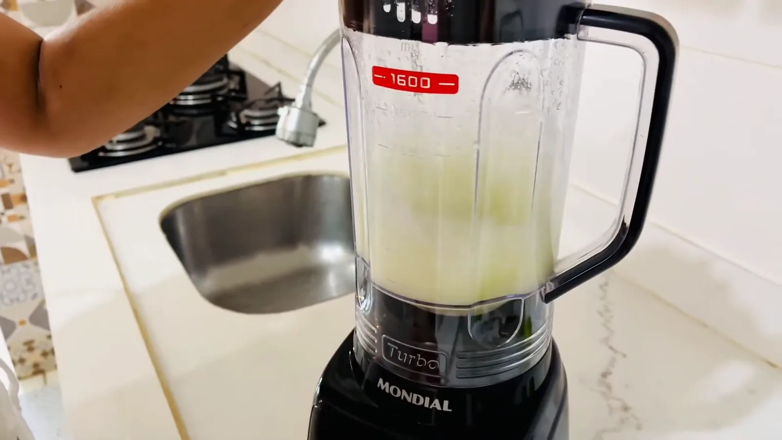 Início do preparo triturando pedaços de limão com água