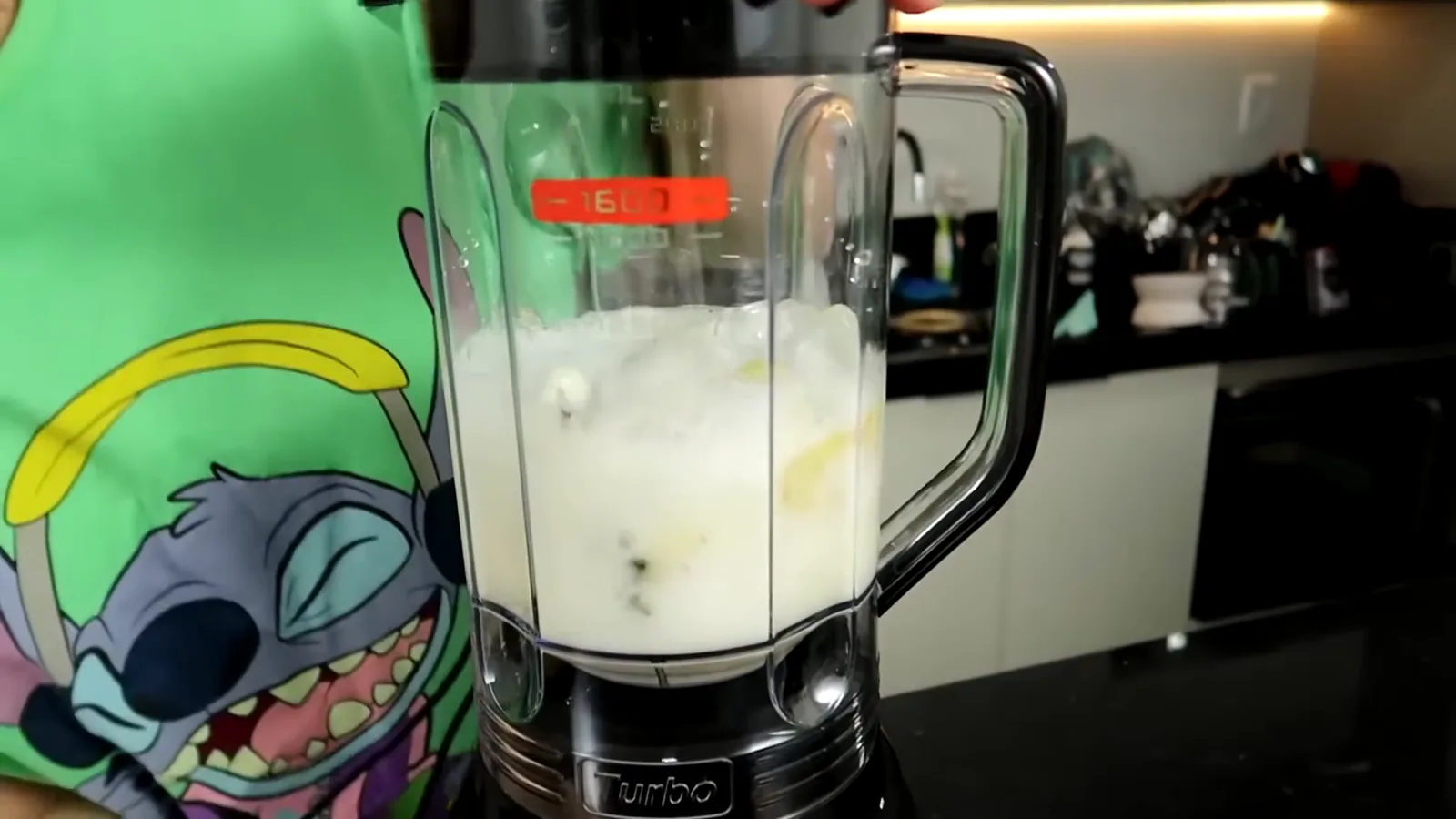 Liquidificador Mondial Turbo Power triturando abacaxi e gelo na jarra