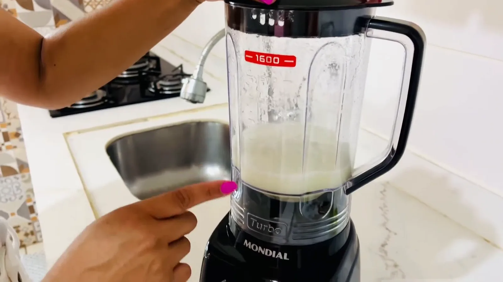 Liquidificador Mondial misturando os ingredientes na primeira velocidade