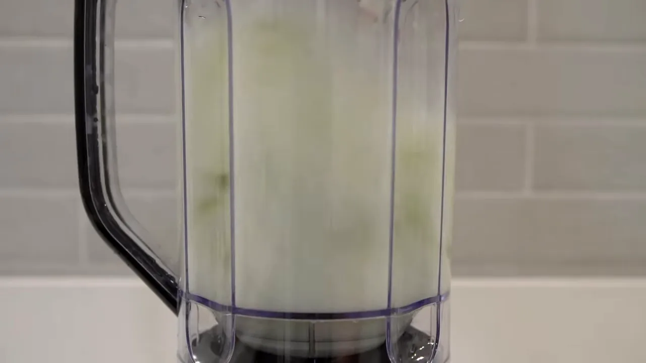 Liquidificador Mondial batendo limão com água em velocidade alta