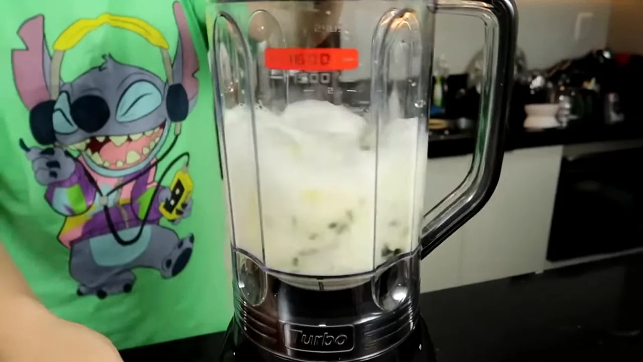 Liquidificador triturando ingredientes e gelo em velocidade constante