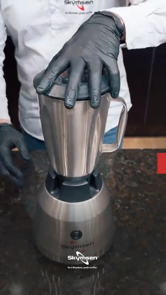 Fechando a tampa de pressão do liquidificador de alta rotação Skymsen