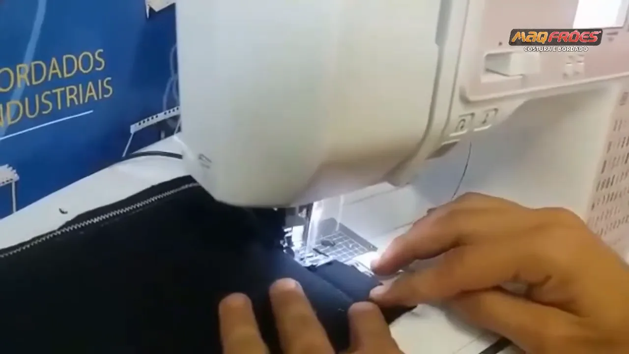 Costura em zigue-zague com calcador e mesa extensora acoplada