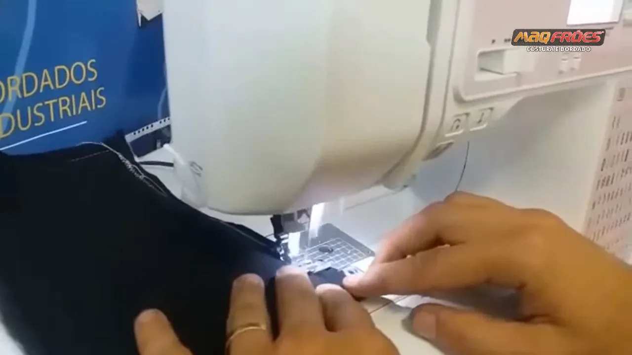 Costura de ponto zigue-zague em camadas de tecido e manta