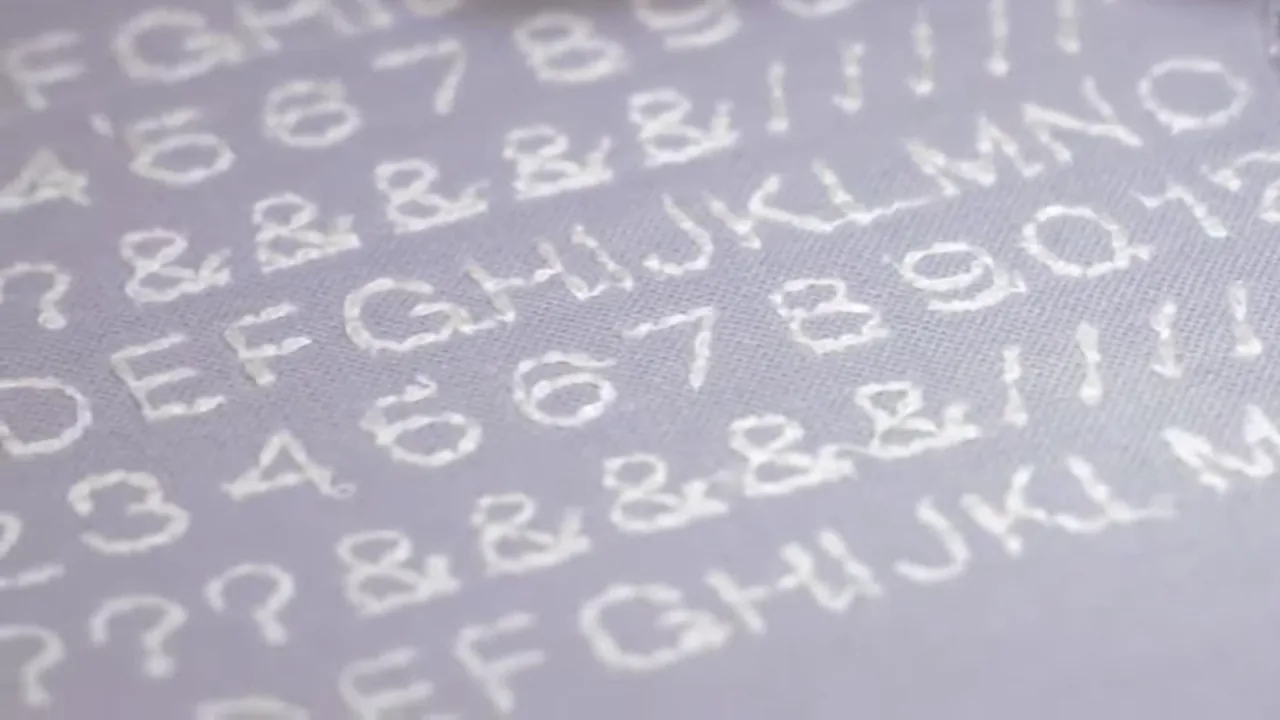 Costura automática de fontes de letras e números no tecido