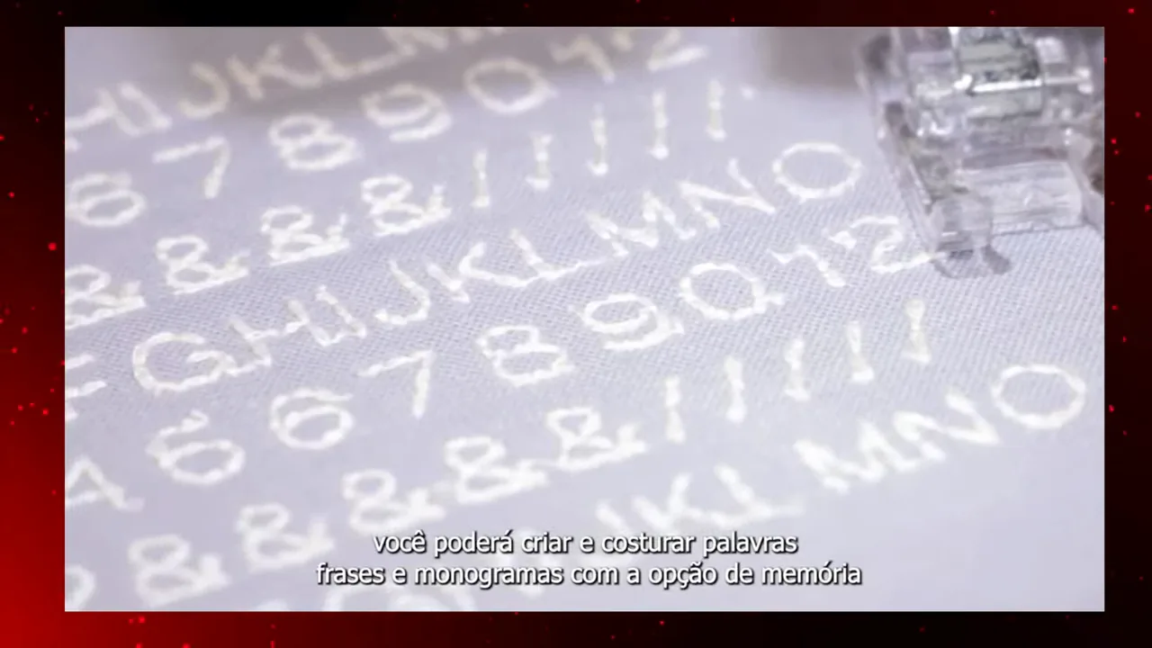Máquina bordando sequência de letras e números automaticamente